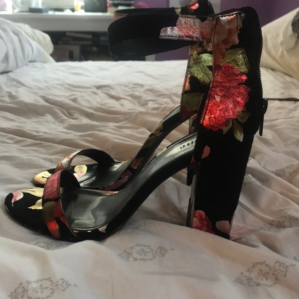 Size 8.5 - Picture 2 of 4